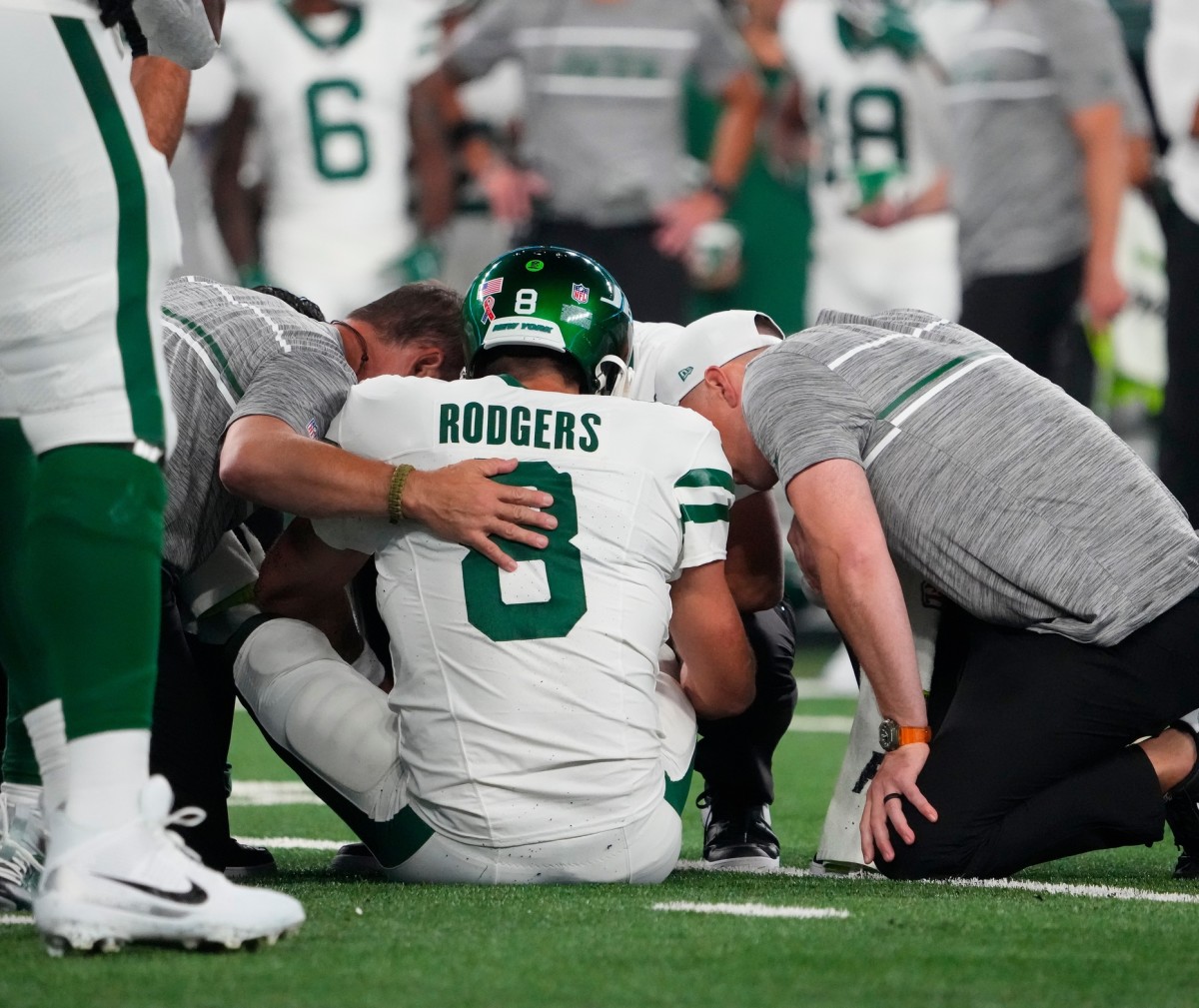 Aaron Rodgers en el suelo después de su lesión